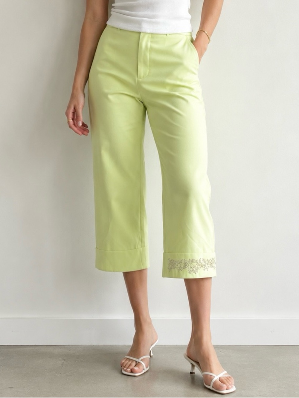 Size M-Light Lime Cropped Wide-Leg Capris.